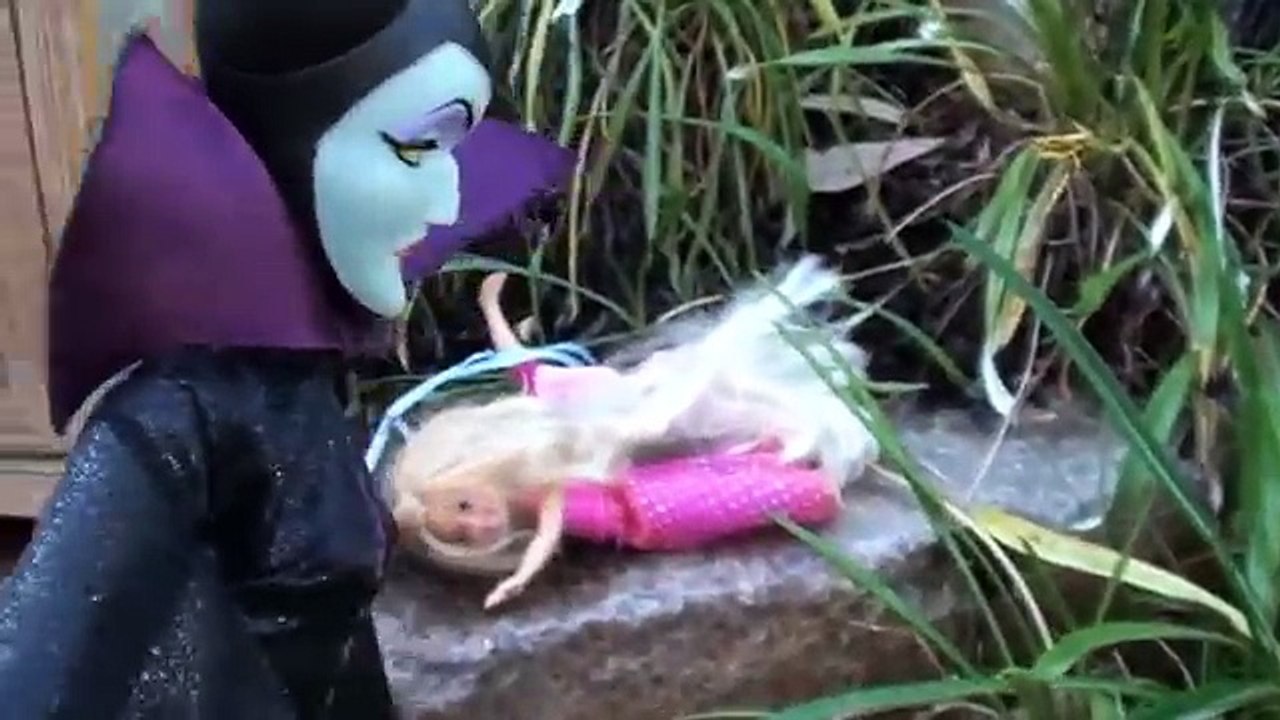 Anna and Elsas children stolen by Maleficent and Ursula P 2 | Barbie Chelsea Anna and Elsa dolls