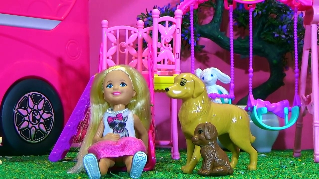 Skipper y Chelsea en la Casa club de muñecas y en el parque - juguetes Barbie en español toys