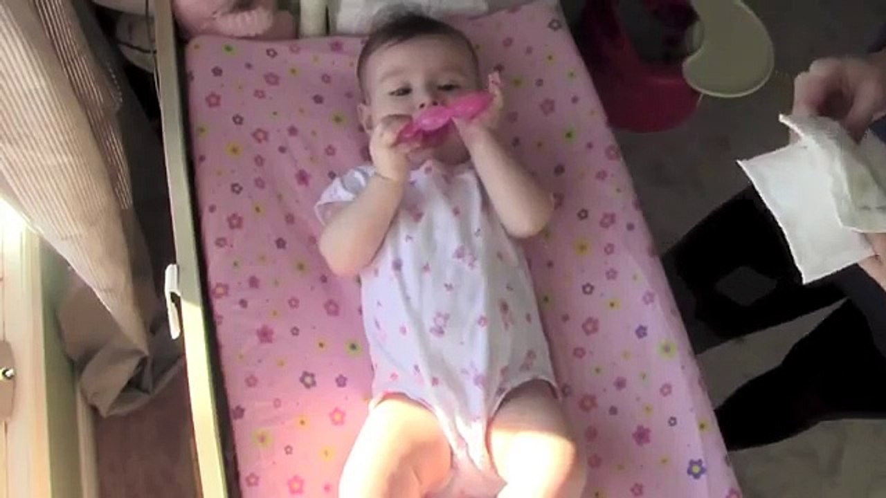 Changing a Babys Diaper How To Vídeo Dailymotion