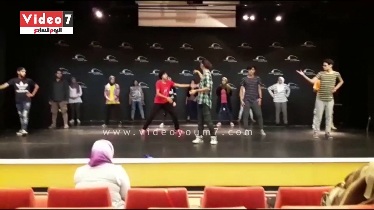 "اليوم السابع" داخل كواليس أول مسرحية بفريق تمثيل كامل من الصم بمكتبة الإسكندرية