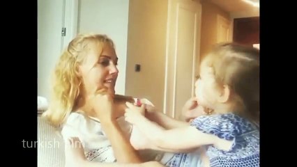 Meryem Uzerli Kızı Lara turkçe öğretiyor