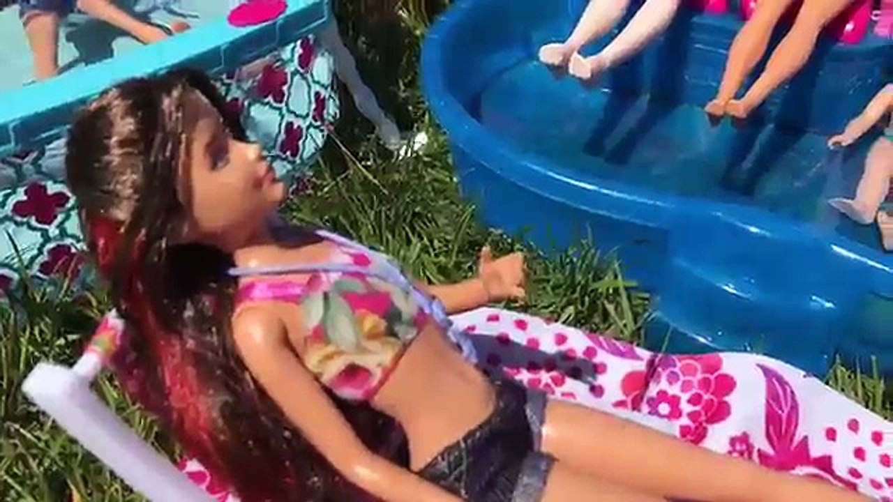 Barbie Dolls POOL PARTY!!!