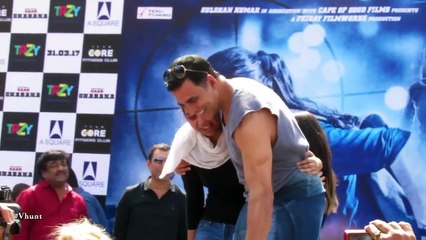 Akshay Kumar Makes Delhi Girls Cry-QbIYZDZUykY