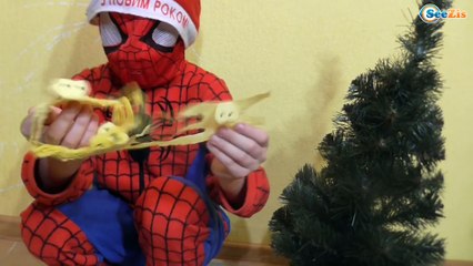Spiderman and Transformers. Игорек наряжает Елку и ждет Подарки от Деда Мороза. Vlog Tiki Taki