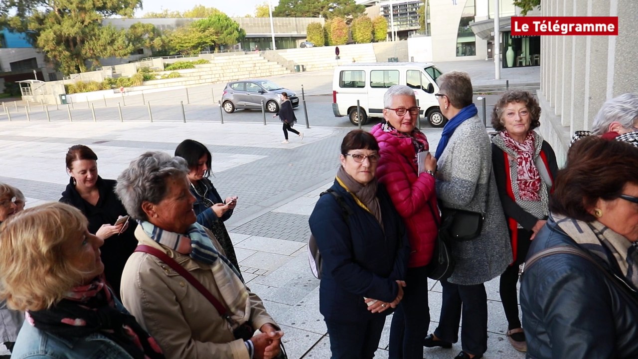 Foule devant la mairie pour la distribution des t-shirts et des dossards de La Lorientaise