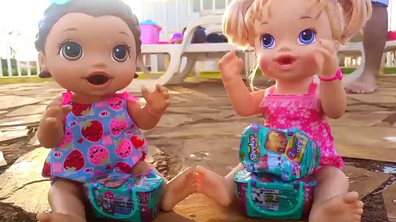 BABY ALIVE LILI BRINCANDO NA PISCINA DE VERDADE COM MUITAS SURPRESAS SHOPKINS