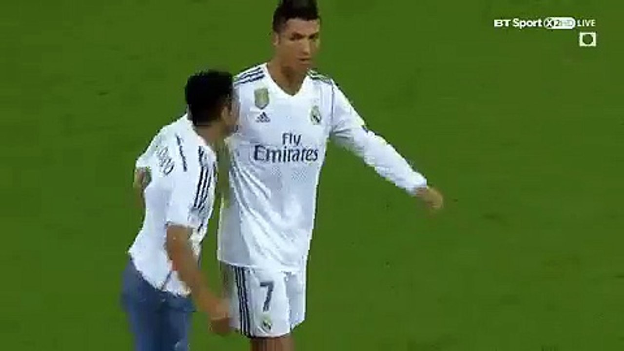 Torcedor invade o campo e imita comemoração de Cristiano Ronaldo
