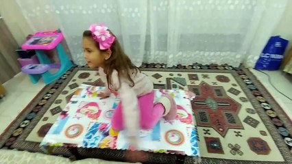 Elifi strech ile kapladık.Strech mumya yaptık, eğlenceli çocuk videosu