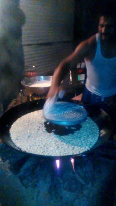 بہت ہی مذاحیہ ویڈیو کلپ، اگر پسند آئے تو لائیک کریں اور شئیر بھی کریں پتہ ہے دوستوں شکرپارے کیسے بنیے جاتے ہیں