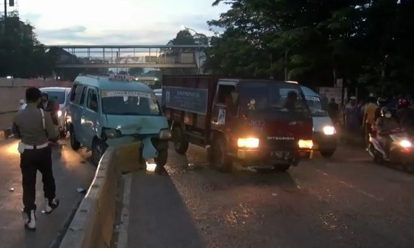 Terobos Jalus Bus, Angkot Tabrak Motor