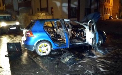 Sivas'ta Kavga Sırasında Ateşe Verilen Araç, Kullanılamaz Hale Geldi