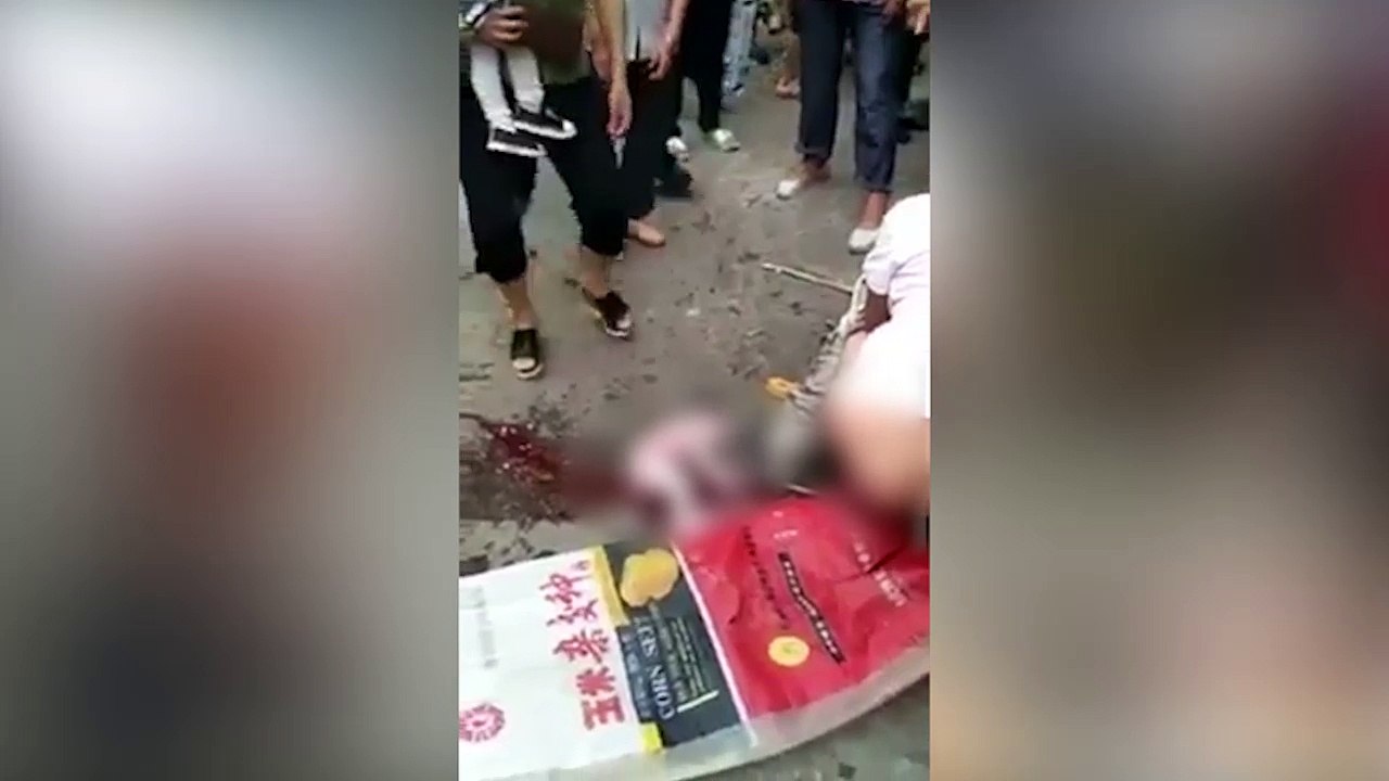 Bà bầu vừa kịp cởi quần là con đã rơi khỏi bụng, khóc ré khiến nhiều người giật mình