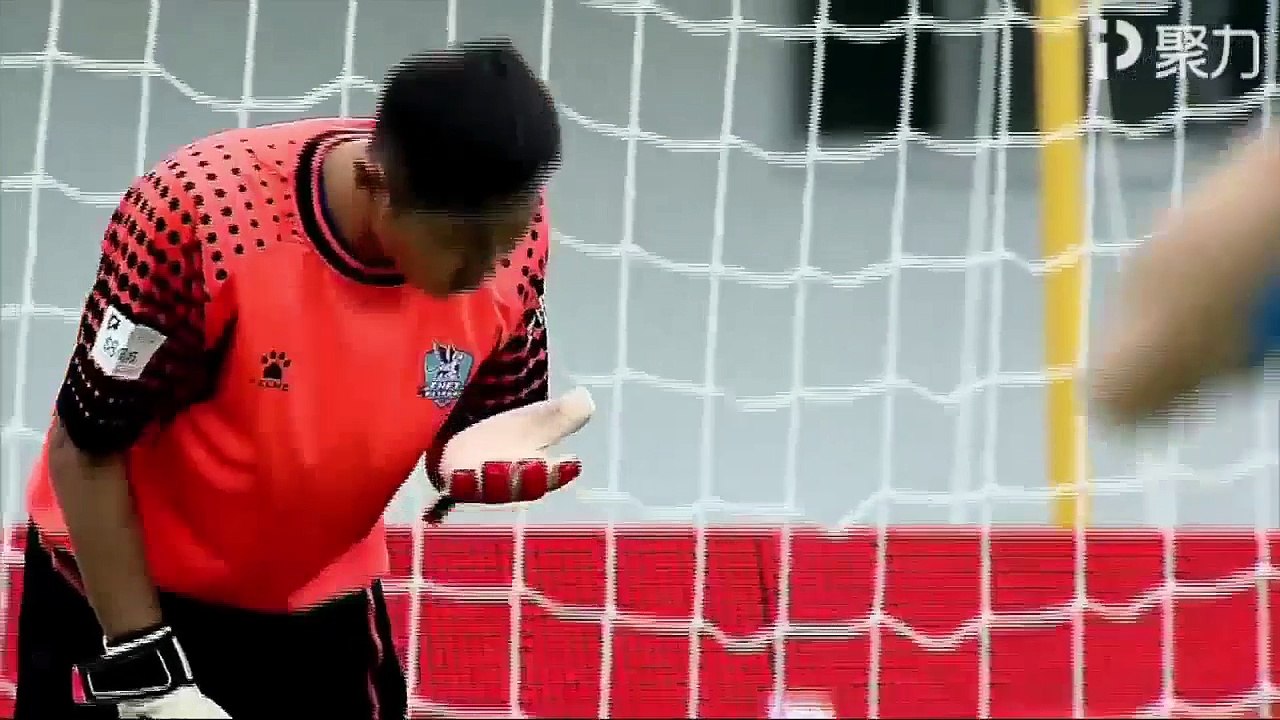 A low shot from Dilxat makes a funny bounce, smacking Lijang's keeper in the face before scoring a goal!