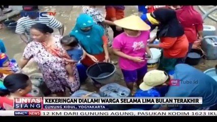 Sulit Air Bersih, Warga Berebut Air Bantuan