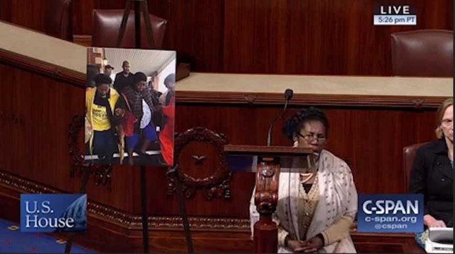 Une élue s'agenouille au Congrès pour protester contre le fils de p*** de Trump