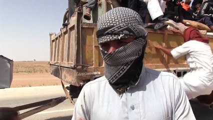 A pied dans le désert, des Syriens fuient le groupe EI