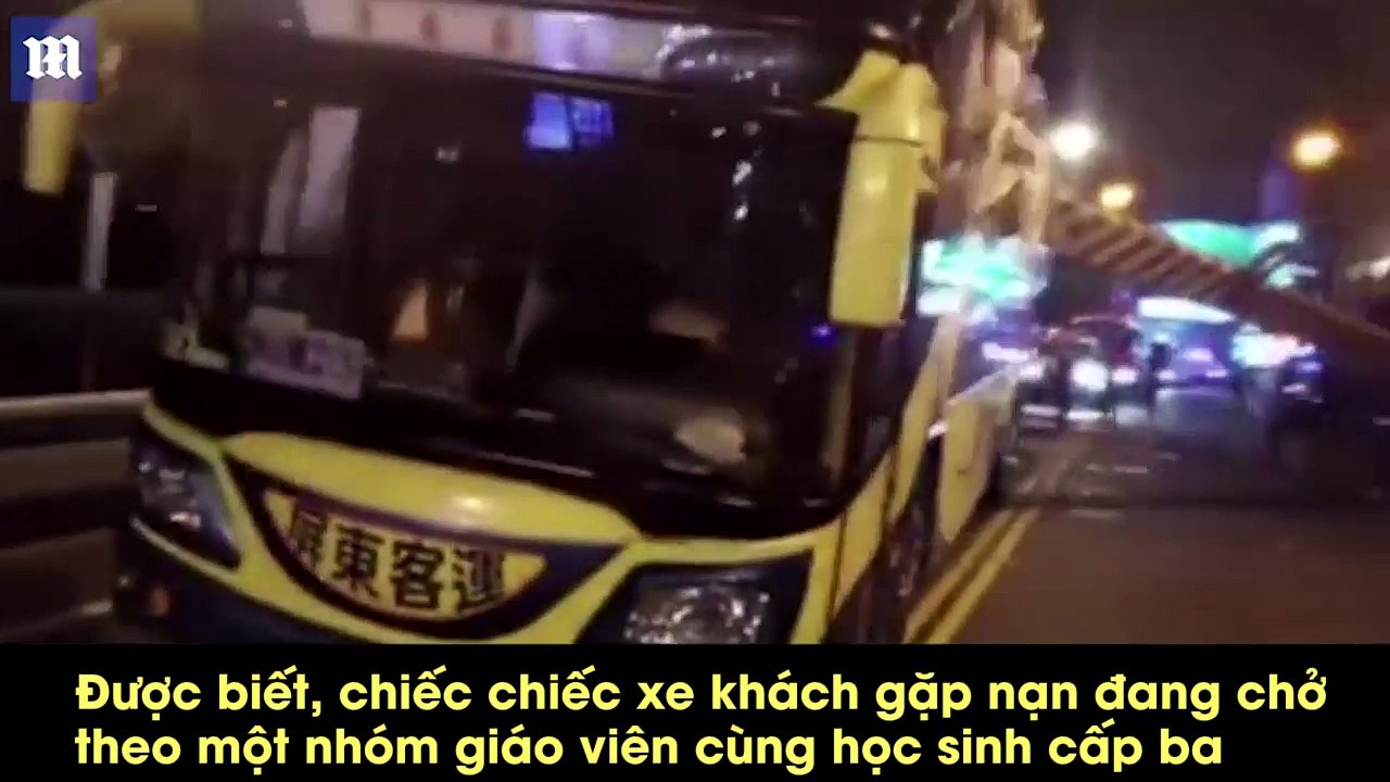 Khoảnh khắc đáng sợ khi chiếc xe khách bị "cạo bay" nóc