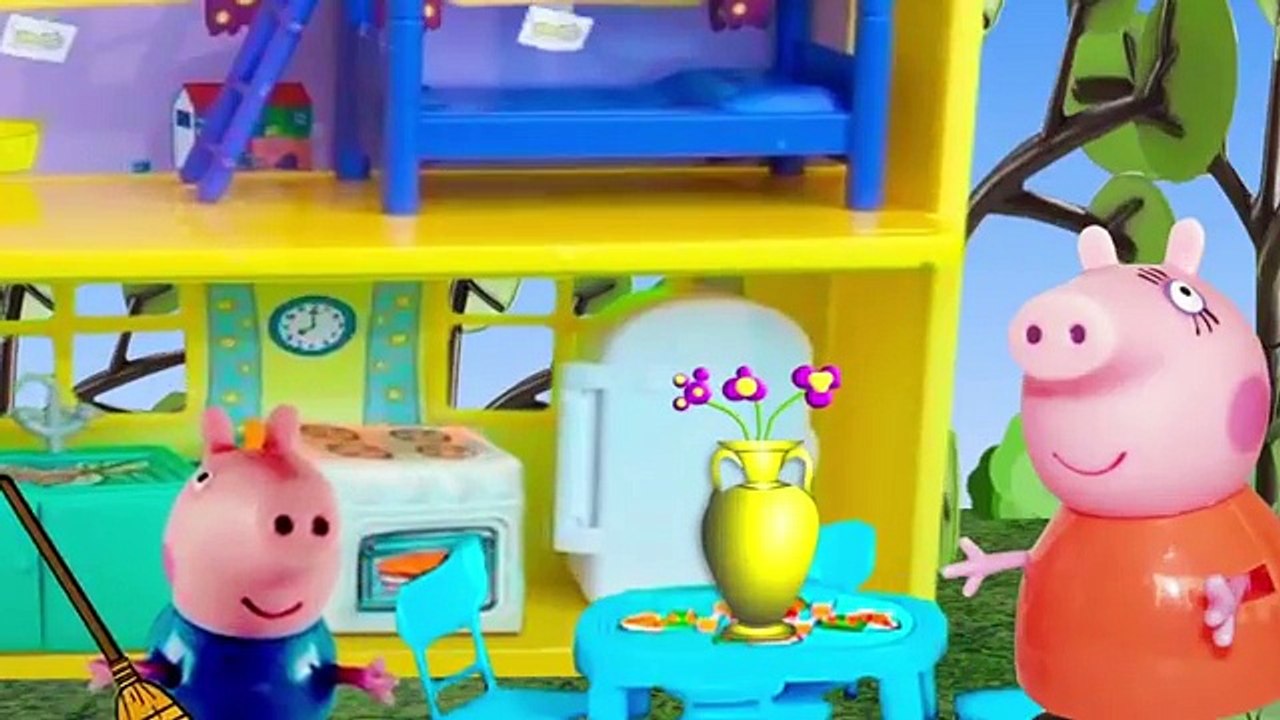PEPPA e George derruba o VASO caro da mamae pig. Ela fica FURIOSA Portugues