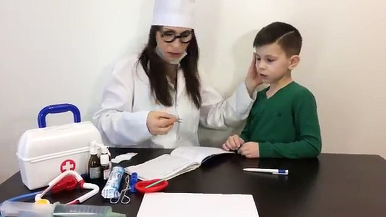 Fille docteur est est est mon vieux jouer années Marik aveugle yeux douloureux aux larmes goutte à goutte 4 rolepla