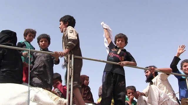 في ريف دير الزور مدنيون يفرون سيرا على الأقدام من المعارك