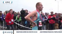 La marathonienne Recho Kosgei tombe de fatigue pendant le marathon de Pologne