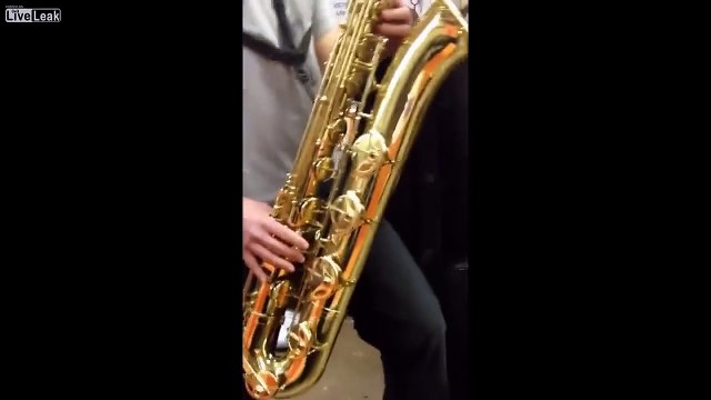 Deux saxophonistes se lancent dans une battle endiablée dans le métro new-yorkais
