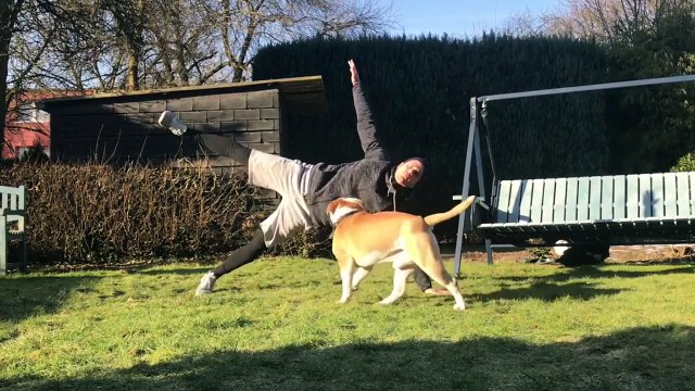 Un homme tente de faire du yoga avec son chien !