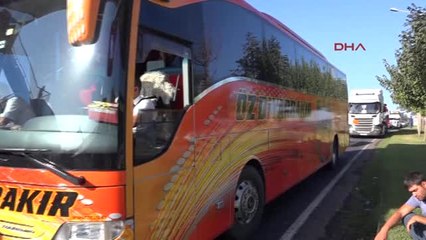 Şanlıurfa Tır Aydınlatma Direğine Çarptı, Yol Kapandı