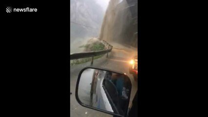 Powerful mudslides block China roads