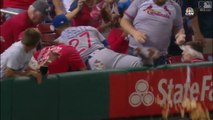 Ce joueur de baseball défonce le repas d'un supporter en rattrapant la balle !