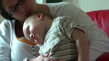 Bébé lutte pour ne pas s'endormir.. raté.. raté... raté !!