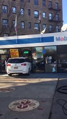 Elle emboutit sa voiture dans une station service et s'énerve !