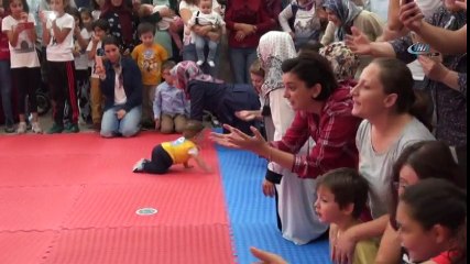 Çocukların Emekleme Yarışması Renkli Görüntülere Sahne Oldu