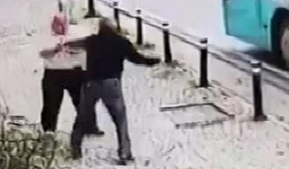 İstanbul'da bıçaklı dehşet kamerada