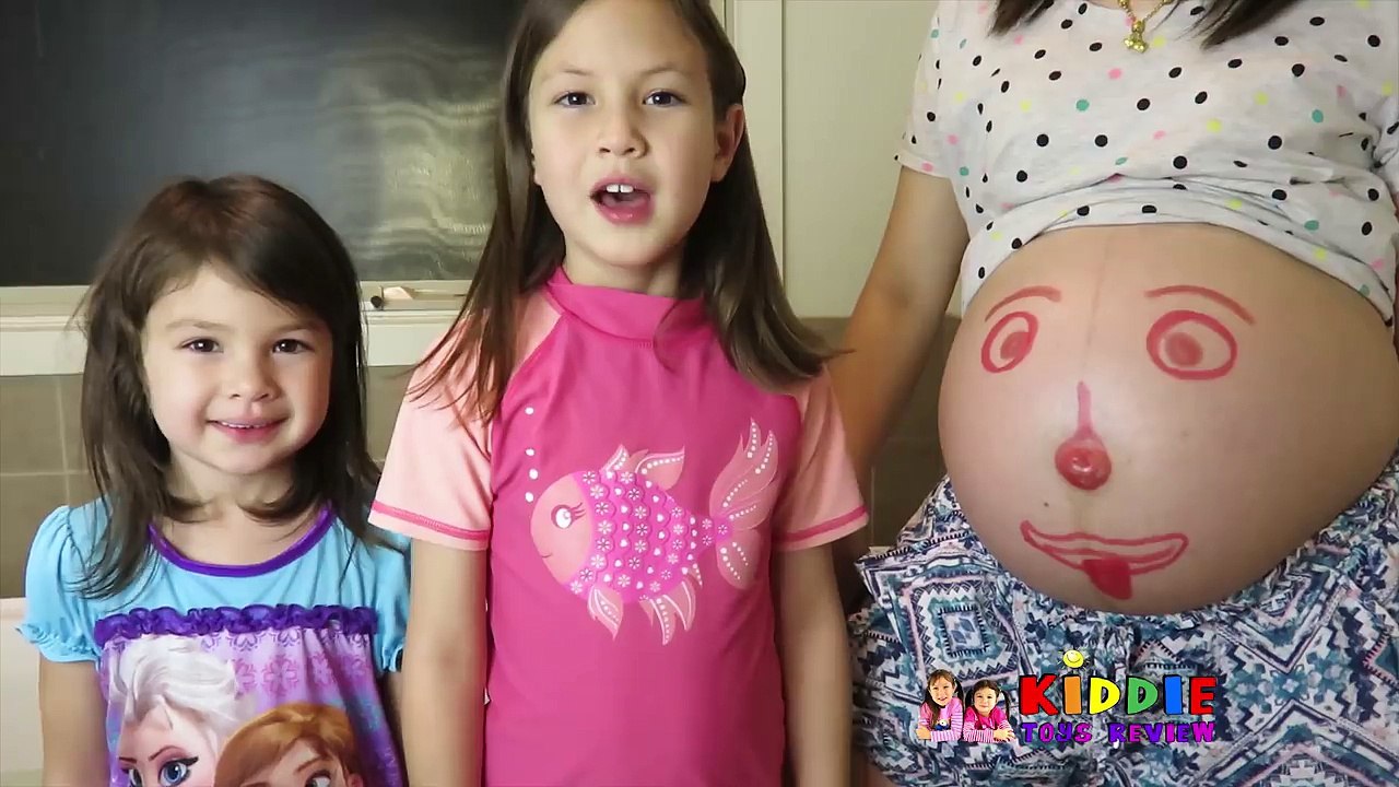 Çocuk Çorapları ile Hamamda Kedi Hamilelik Yapan Karınla ​​Renk Öğrenin