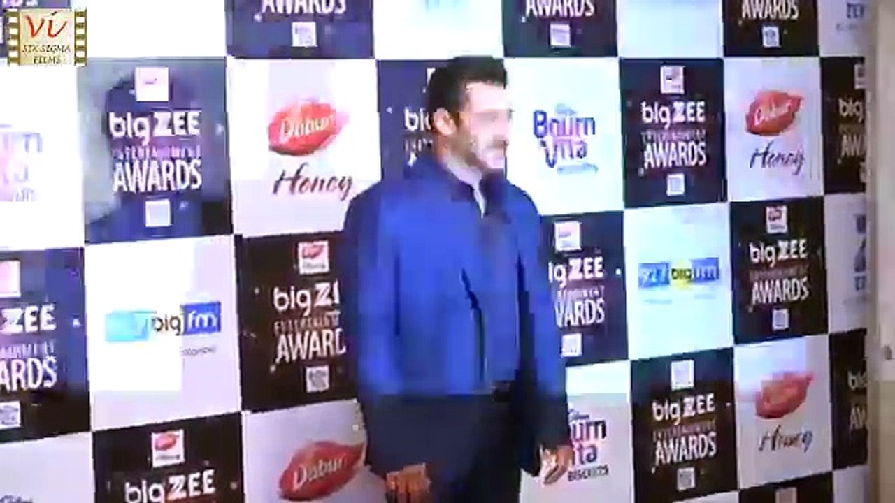 Salman Khan s AWKWARD & FUNNY Moments At The Awards Show   Six Sigma Films