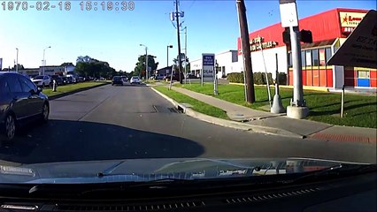 Une femme pousse son mari sur la route