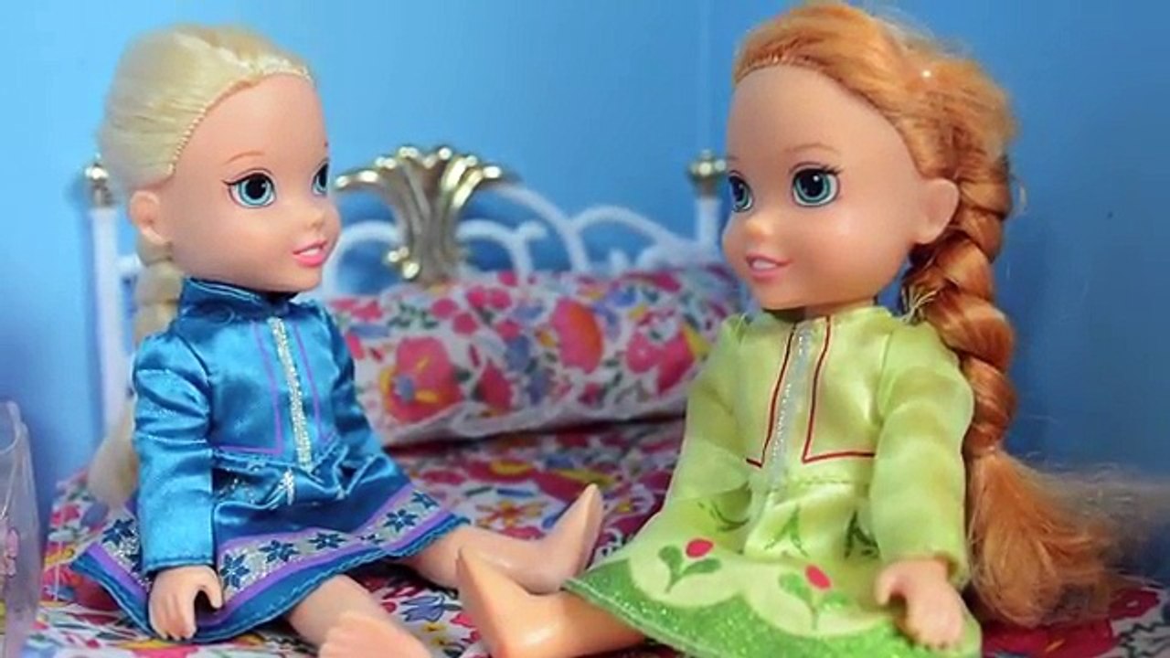 Anna And Elsa Swimming In SNOW! Elf On The Shelf Surprise! Part 2