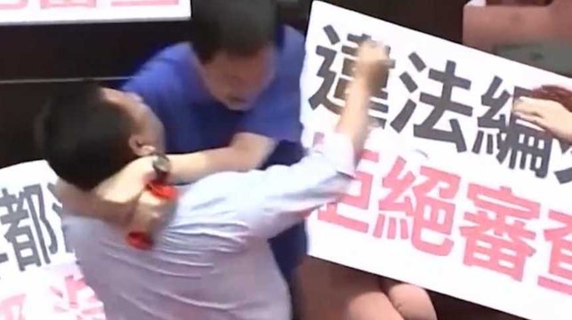 Quand les parlementaires en viennent aux mains à travers le monde