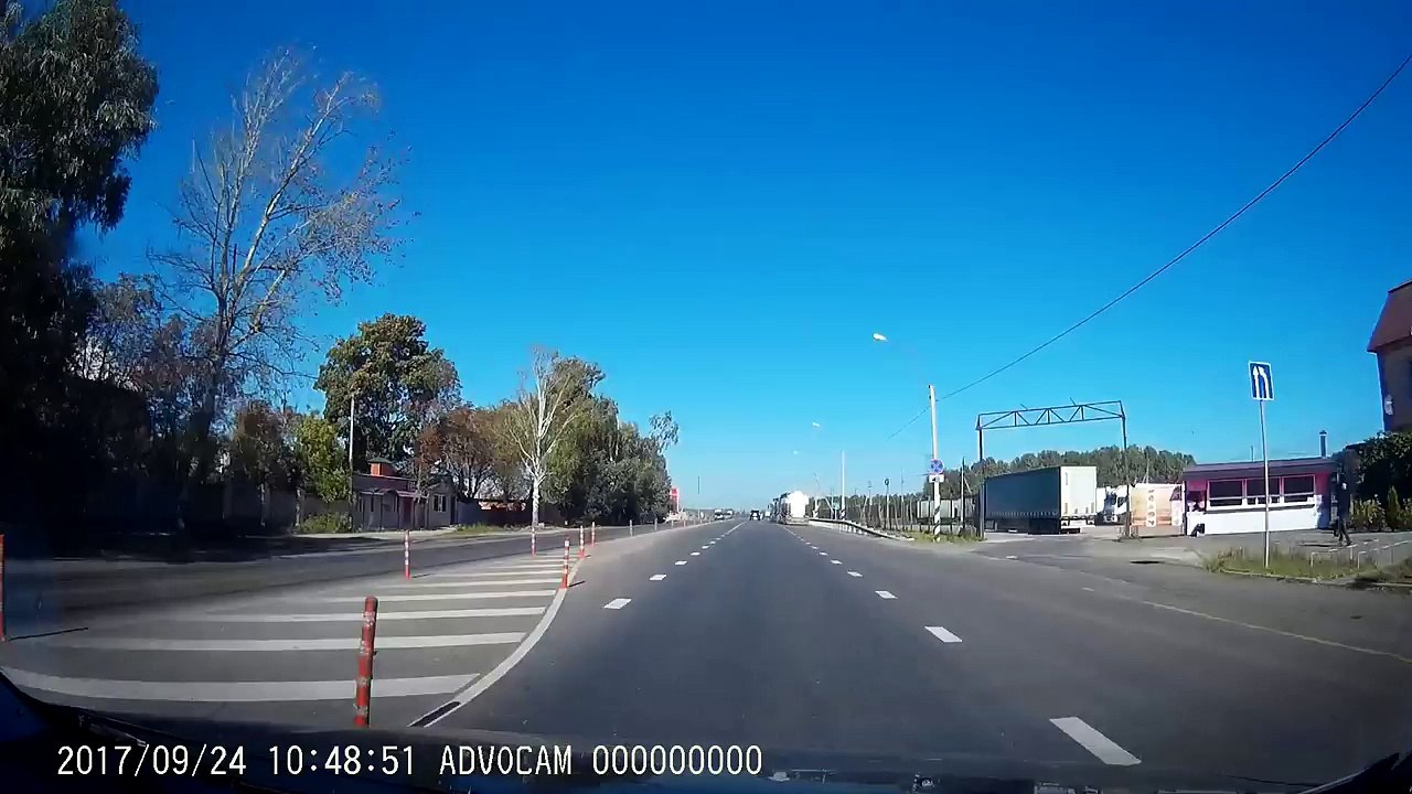 Un poids lourd se déporte alors qu'une voiture est en train de le doubler