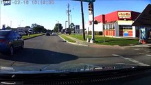 Une femme pousse son mari sur la route