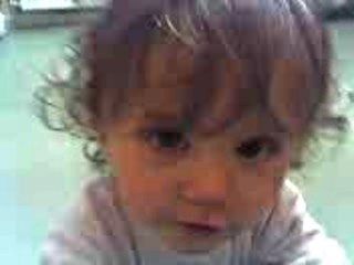 Chloé à 15 mois et qui touche au portable