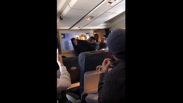 Des juifs orthodoxes censurent un film dans un avion