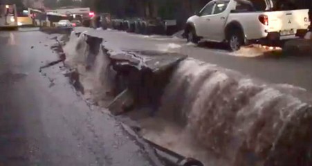 Sarıyer'de Yollar Adeta Dereye Döndü, Küçük Şelaleler Oluştu