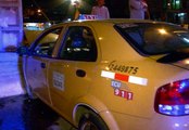 Un conductor perdió el control de su taxi chocando contra un poste de alumbrado eléctrico