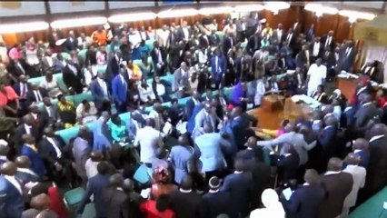 Ouganda : un débat parlementaire sur la fin de la limite d'âge pour être élu président tourne au pugilat