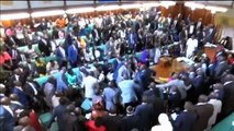 Ouganda : un débat parlementaire sur la fin de la limite d'âge pour être élu président tourne au pugilat