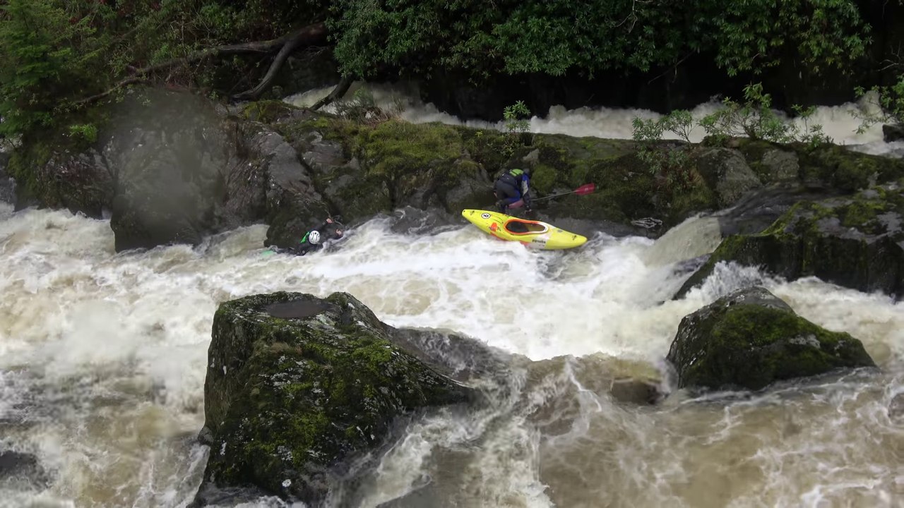 Sauvetage en Kayak dans une rivière agitèe