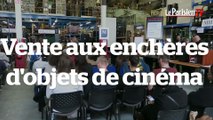 Un étudiant en cinéma  à la vente aux enchères de décors de film