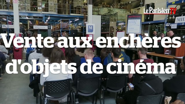 Un étudiant en cinéma à la vente aux enchères de décors de film